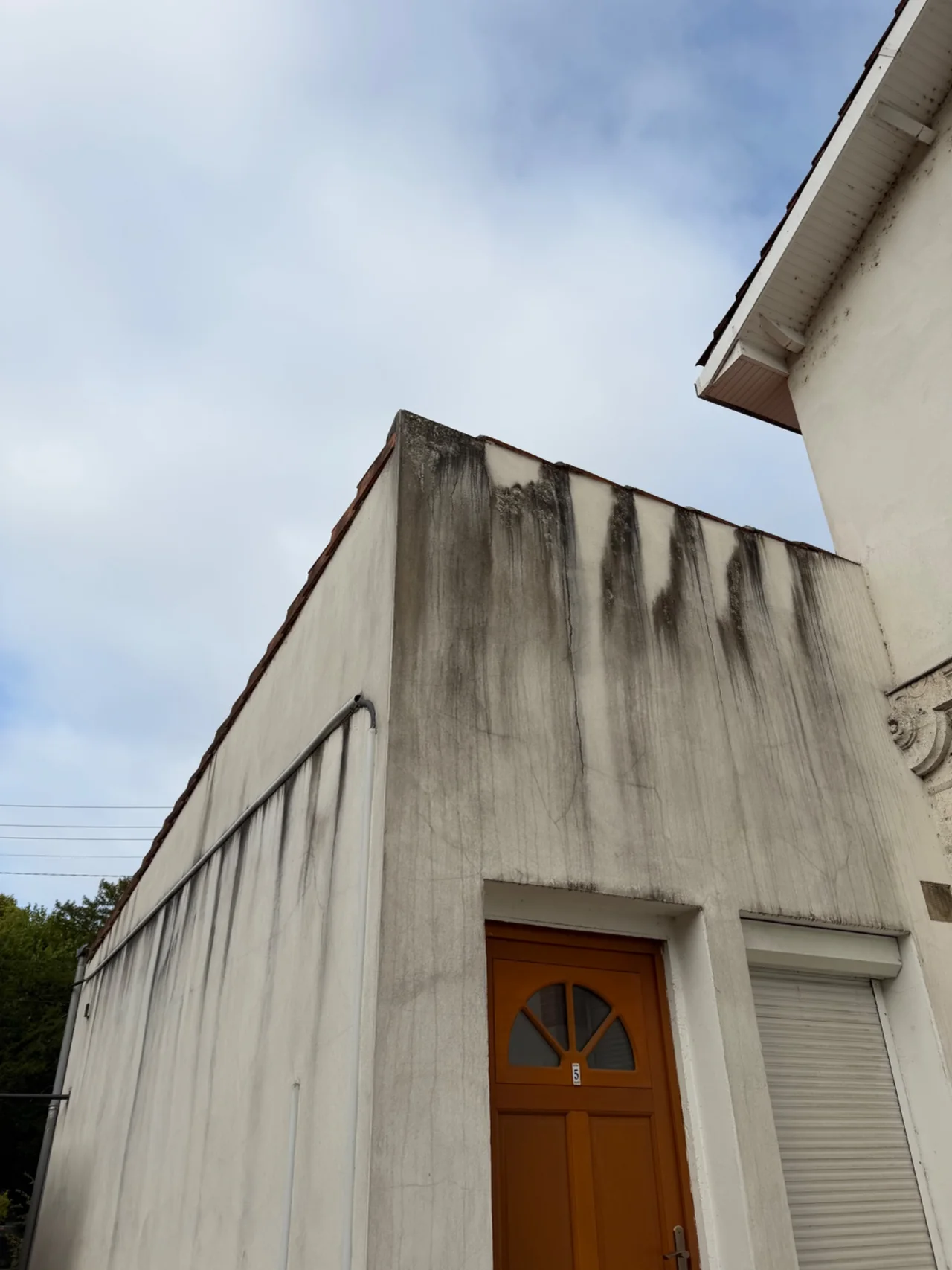 Façade fortement encrassée avant nettoyage